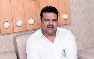 সাংবাদিকদের সঙ্গে কথা বলছেন বিসিবির ক্রিকেট পরিচালনা বিভাগের চেয়ারম্যান আকরাম খান। ছবি-বিসিবি