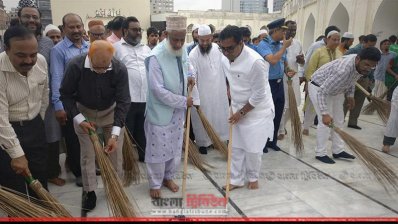 ঝাড়ু হাতে মেয়র খোকন