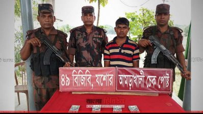 ৪০ হাজার ডলারসহ আটক মুদ্রা পাচারকারী