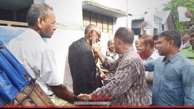 প্রচারণায় মঞ্জুর পিছনেই জামায়াত নেতা শাহ আলম (ছবি- প্রতিনিধি)