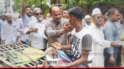 গণসংযোগে নজরুল ইসলাম মঞ্জু (ছবি- প্রতিনিধি)