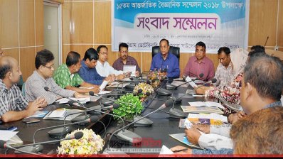 সংবাদ সম্মেলনে বক্তব্য রাখছেন উপাচার্য