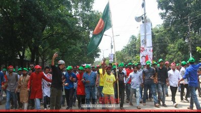সম্মেলনস্থলে ছাত্রলীগ নেতাকর্মীরা 