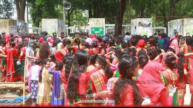 সম্মেলনস্থলে ছাত্রলীগ নেতাকর্মীরা 