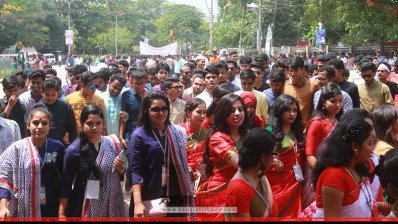 সম্মেলনস্থলে ছাত্রলীগ নেতাকর্মীরা 