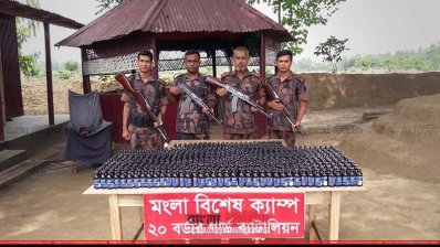 হিলিতে আটক ৮৮০ বোতল ফেনসিডিল