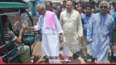 গণসংযোগে তালুকদার আব্দুল খালেক (ছবি- প্রতিনিধি)