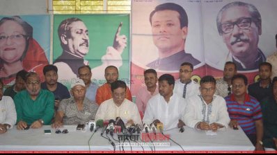 সংবাদ সম্মেলনে বক্তব্য রাখছেন তালুকদার আব্দুল খালেকের প্রধান নির্বাচনি এজেন্ট শেখ হারুনুর রশীদ 