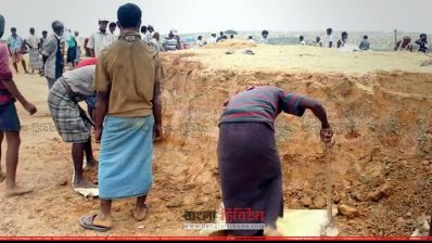 পাহাড় কাটছে রোহিঙ্গারা