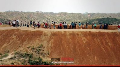 পাহাড় কাটছে রোহিঙ্গারা