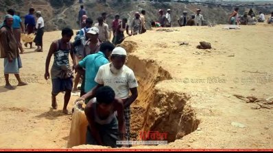 পাহাড় কাটছে রোহিঙ্গারা