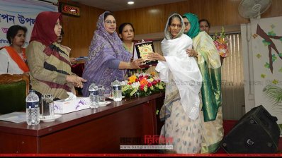 এক মায়ের হাতে ক্রেস্ট তুলে দিচ্ছেন মেহের আফরোজ চুমকি