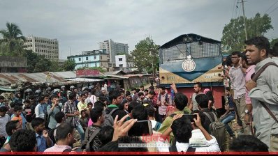 শাটল ট্রেন অবরোধ করে আন্দোলন চলছে