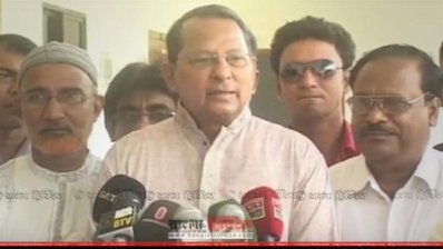 সাংবাদিকদের সঙ্গে কথা বলছেন (ছবি- প্রতিনিধি)