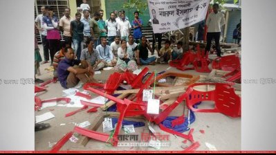ইকবালনগর কেন্দ্রের বাইরে বিএনপি প্রার্থীর প্রচারণা কেন্দ্র ভাঙচুর
