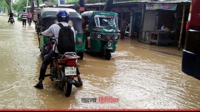 নদীতে  বাঁধ ভেঙে পানিতে ডুবে গেছে রাস্তাঘাট