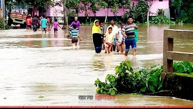 বাঁধ ভেঙে পানিতে ডুবে গেছে রাস্তাঘাট