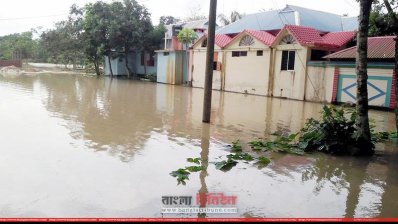 বাঁধ ভেঙে দুই গ্রাম প্লাবিত