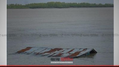 কয়রায় বাঁধ ভেগে ঘরবাড়ি ডুবে গেছে 