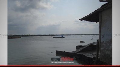 বাঁধ ভেঙে ভাঙনের মুখে পড়েছে ঘর