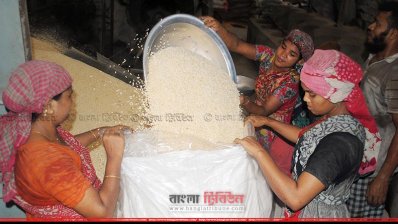 মুড়ি তৈরি ও সংরক্ষণে ব্যস্ত সময় পার করছে শ্রমিকরা