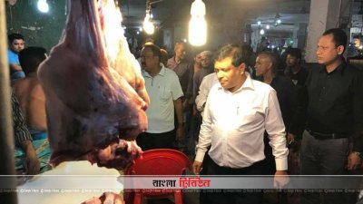 বাজার পরিদর্শন করছেন কুমিল্লার জেলা প্রশাসক আবুল ফজল মীর
