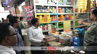 বাজার পরিদর্শন করছেন কুমিল্লার জেলা প্রশাসক আবুল ফজল মীর