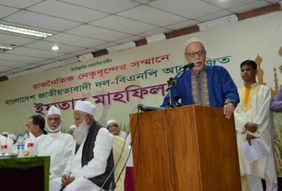 শনিবার বিএনপির ইফতার মাহফিলে বক্তব্য রাখছেন বদরুদ্দোজা চৌধুরী