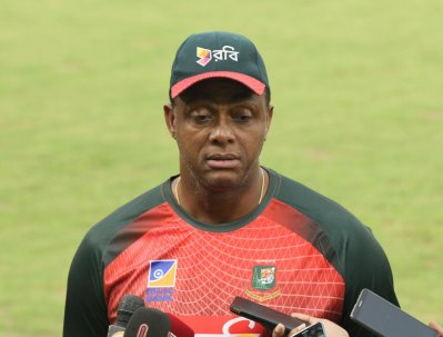 সংবাদ মাধ্যমের সঙ্গে কথা বলছেন কোর্টনি ওয়ারশ।