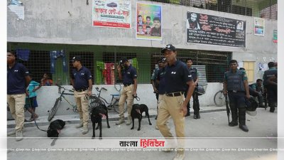 অভিযান চলাকালে পুলিশের ডগ স্কোয়াডের সদস্যরা