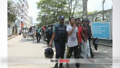 আটককৃতদের নিয়ে যাওয়া হচ্ছে