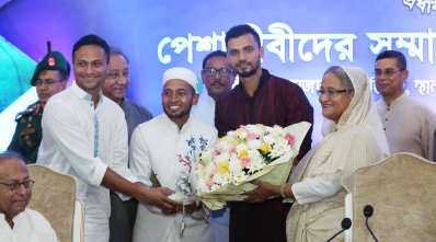 ইফতারে গিয়ে প্রধানমন্ত্রীকে মাশরাফিদের ফুলেল শুভেচ্ছা (ছবি: সৌজন্য)