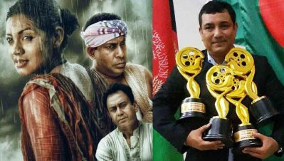 পুরস্কার হাতে তৌকীর। পাশে &lsquo;হালদা&rsquo; ছবির পোস্টার
