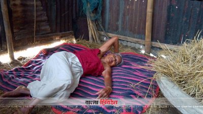 জমি রেজিস্ট্রি করে না দেওয়ায় গোয়াল ঘরে ঠাঁই বৃদ্ধা মায়ের