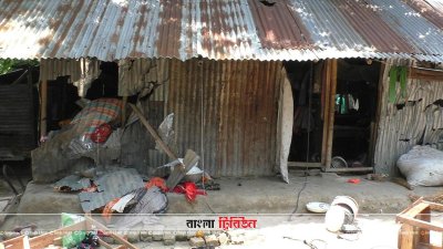 এক মাদক ব্যবসায়ীদর ভেঙে দেওয়া বাড়ি