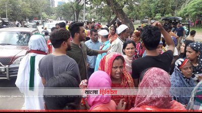 আটক ব্যক্তিদের স্বজনদের অপেক্ষা
