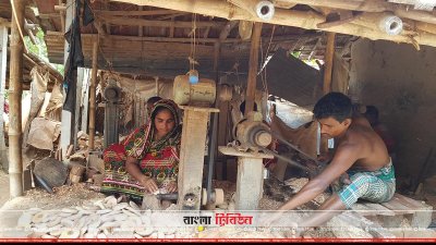 কাঠ দিয়ে নানা জিনিস তৈরিতে ব্যস্ত দুই শ্রমিক