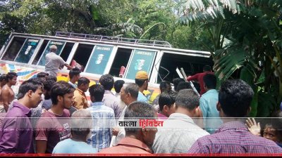 নোয়াখালীতে বাস-ট্রাক সংঘর্ষ