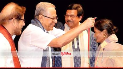রাষ্ট্রপতির কাছ থেকে পদক নিচ্ছেন কাঙালিনী সুফিয়া