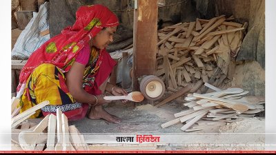 কাঠের চামচ তৈরি করছেন এক নারী