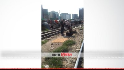 এক ক্রেতাকে মাদকদ্রব্য দিচ্ছেন বিক্রেতা