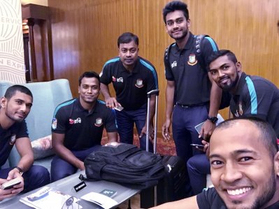 দেশ ছাড়ার আগে মুশফিকের সেলফিতে দলের একাংশ। 