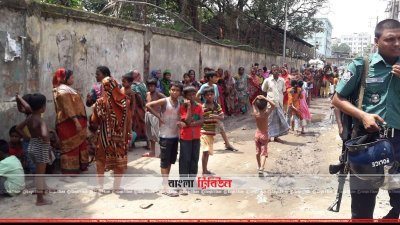 আটক ব্যক্তিদের স্বজনদের ভিড়