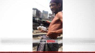 ক্রেতাদের ডাকছেন মাদক বিক্রেতা