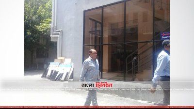 জিজ্ঞাসাবাদ শেষে বের হয়ে যাচ্ছেন বাচ্চু