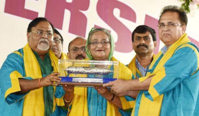 ডি লিট গ্রহণ করছেন প্রধানমন্ত্রী শেখ হাসিনা (ছবি- ফোকাস বাংলা)