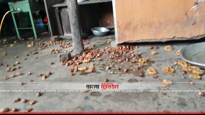 ফেলে দেওয়া ইফতার সামগ্রী (ছবি- প্রতিনিধি)