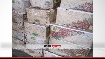 কার্টনের মধ্যে রাখা খেজুর
