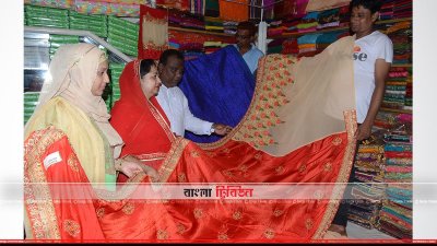 দোকানে পোশাক পছন্দ করছেন ক্রেতারা