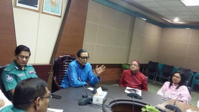 মতবিনিময় সভায় বক্তব্য রাখছেন সমাজকল্যাণমন্ত্রী রাশেদ খান মেনন